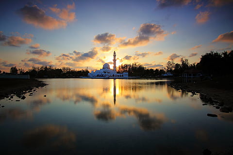 Weiß, Beton, Moschee, Karosserie, Wasser, golden, Stunde, Silhouette, Kuppel, Gebäude, Bäume, nahe, Sonnenuntergang, Turm, Reflexion, dunkel, Wolken, Himmel, Küste, wolke - himmel, See, Reiseziele, Ufergegend, draußen, die Architektur, keine Leute, Gebäudehülle, gebaute Struktur, Szenen - Natur, Natur, Baum, Schönheit in der Natur, Ruhe, 1080P, CC0, gemeinfrei, lizenzfrei