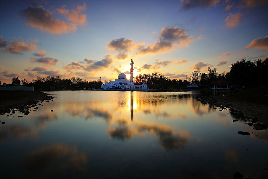 blanc, concret, mesquita, cos, aigua, daurat, hores, silueta, cúpula, edifici, arbres, a prop, posta de sol, torre, reflexió, fosc, núvols, cel, Costa, núvol - cel, llac, destinacions de viatge, davant del mar, a l'aire lliure, arquitectura, cap gent, exterior de l'edifici, estructura construïda, escenics - natura, naturalesa, arbre, bellesa a la natura, tranquil·litat, 1080P
