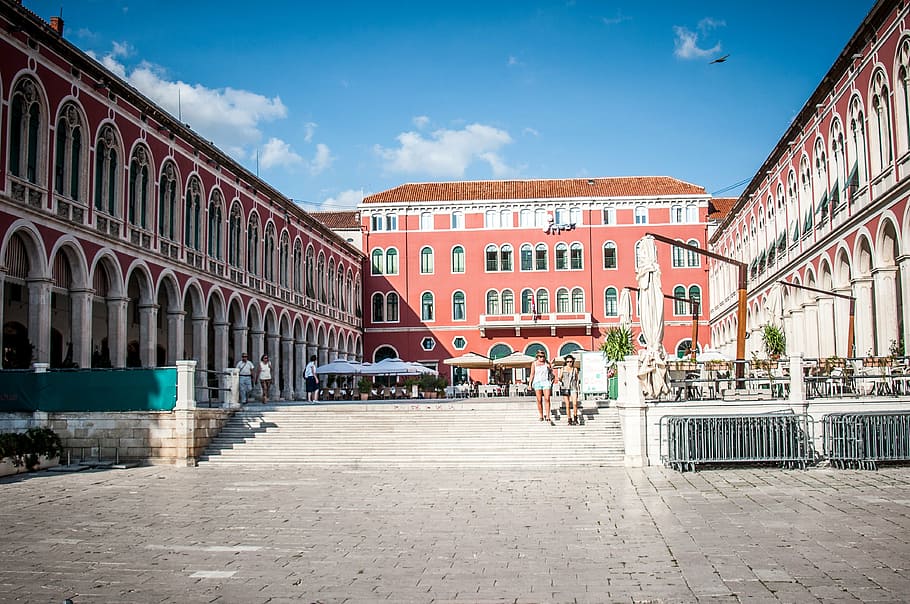grup, gent, caminar, escales, edifici, Croàcia, dividir, Dalmàcia, palau, centre de la ciutat, ciutat, llars, arquitectura, europa, Itàlia, lloc famós, història, paisatge urbà, carrer, escena urbana, turisme, vell, exterior de l'edifici, viatjar, plaça de la ciutat, estructura construïda, cel, persones incidentals, vida de ciutat, naturalesa, destinacions de viatge, grup de persones, dia, persones reals, dones, homes, núvol - cel, a l'aire lliure, 4K