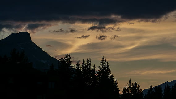 paisatge de muntanya, fotografia de silueta, arbres, núvols nimbus, marró, cel, arbre, llum, gris, blau, coberta, posta de sol, fons, fons de pantalla, somiador, rocós, alberta, canmore, muntanya, ennuvolat, llis, naturalesa, núvol, bellesa a la natura, núvol - cel, escenics - natura, tranquil·litat, escena tranquil·la, planta, medi ambient, silueta, cap gent, paisatge, idíl·lic, cel dramàtic, arbre de coníferes, Serra, a l'aire lliure, pi, bosc de pi, 4K, CC0, domini públic, lliure de regalies