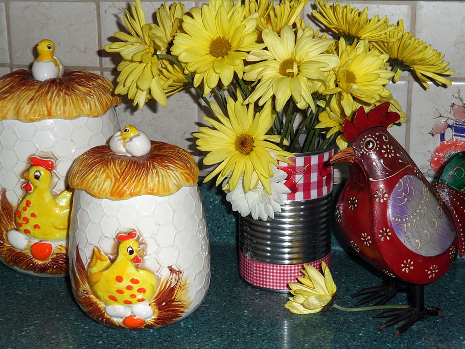 cuina, ceràmica, casa, comptador, decoració, emmagatzematge, interior de cuina, pollastre, flors, color, estil, contenidor, groc, natura morta, a l'interior, flor, cap gent, planta amb flors, taula, menjar, frescor, planta, primer pla, elecció, menjar i beguda, variació, celebració, vista d’angle alt, jar, cap de flor, 4K