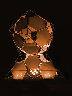 art, estructura, modern, creatiu, fantasia, llums, il·luminació, fusta, llum, hexàgon, obra d'art, il·luminat, equips d’il·luminació, fons negre, cap gent, a l'interior, nit, primer pla, brillant, vidre - material, fosc, tir de l'estudi, cristall, electricitat, riquesa, naturalesa, sol objecte, pedres precioses, celebració, llum - fenomen natural, luxe, llum elèctrica, 2K, CC0, domini públic, lliure de regalies
