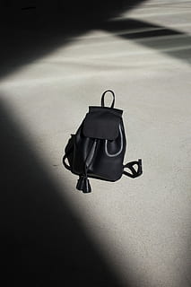 nero, secchiello in pelle, zaino in pelle nera, Borsa, zaino, luce del sole, ombra, nessuno, natura, vista dall'alto, giorno, natura morta, in casa, assenza, moda, avvicinamento, colore nero, singolo oggetto, strada, soleggiato, sospeso, città, accessorio personale, 5K, CC0, dominio pubblico, privo di copyright