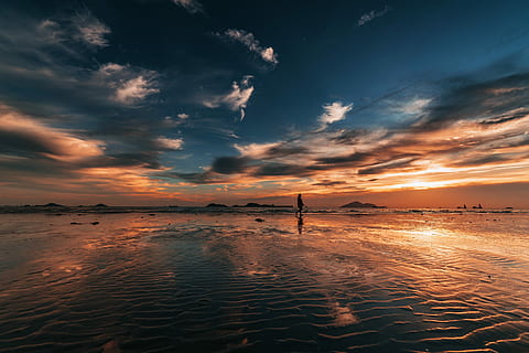 silhouette, persona, a piedi, litorale, riva, d'oro, ora, spiaggia, oceano, nube, arancia, splendore, blu, contrasto, camminare, solo, paesaggio, tramonto, acqua, cielo, mare, scenics - natura, bellezza nella natura, nuvola - cielo, la tranquillità, scena tranquilla, terra, natura, idilliaco, riflessione, orizzonte sull'acqua, orizzonte, scena non urbana, colore arancione, destinazioni di viaggio, all'aperto, bassa marea, laguna, 5K, CC0, dominio pubblico, privo di copyright