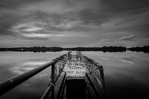 fotografia in scala di grigi, bacino, lontano, alberi, ponte, corpo, acqua, acque profonde, segnaletica, lago, riflessione, nube, molo, foresta, fiume, ponte - struttura fatta dall'uomo, bianco e nero, natura, cielo, all'aperto, nuvola - cielo, struttura costruita, architettura, nessuno, scena tranquilla, scenics - natura, bellezza nella natura, la tranquillità, crepuscolo, giorno, connessione, metallo, 5K, CC0, dominio pubblico, privo di copyright