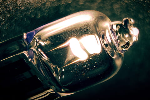 macro, contrasto, riflessione, lampada, lampadina, inferno, buio, luce, illuminato, avvicinamento, attrezzatura per l'illuminazione, metallo, singolo oggetto, nessuno, acqua, natura, in casa, vista dall'alto, raggiante, mare, elettricità, brillante, modo di trasporto, auto, lampada elettrica, 5K, CC0, dominio pubblico, privo di copyright