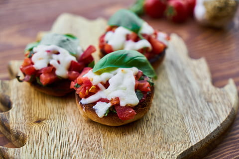plat, poc profund, lent de enfocament, pa, esmorzar, fregit, al forn, fresc, berenar, pràctic, cuina, cafeteria, estil de vida saludable, alimentació saludable, foto de menjar, foto del producte, formatge, calenta, tomàquet, foto, massa, menjar, salut, fotografia, nutrició, bonic, menjar saludable, macro, restaurant, cheddar, deliciós, fleca, pizza, fons, detall, salsitxa, salam, menjar i beguda, vegetals, material de fusta, fruita, frescor, taula de tallar, benestar, primer pla, llest per menjar, cap gent, centrar-se en primer pla, a l'interior, enfocament selectiu, producte diari, espècia, menjar vegetarià, 5K, CC0, domini públic, lliure de regalies