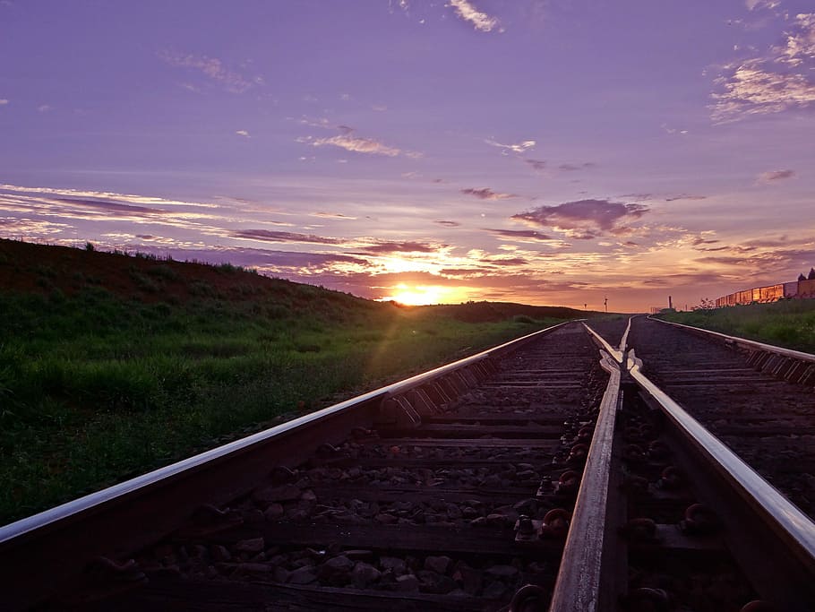 posta de sol, línia de tren, cel, aparecida do taboado, mato grosso do sul, tren, vies del ferrocarril, transport, carretera, vespre, viatjar, a l'aire lliure, naturalesa, viatge, paisatge, núvol - cel, punt de fuga, cap gent, direcció, transport per ferrocarril, llum solar, sol, pista, el camí a seguir, escenics - natura, manera de transport, medi ambient, planta, perspectiva decreixent, flare de la lent, 4K