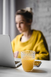 travail, femme d'affaires, portable, caucasien, la personne, Bureau, espace de travail, lieu de travail, ordinateur, table, macbook, dactylographie, du jus d'orange, Scandi, scandinave, à l'intérieur, bureau à domicile, occupé, femmes, une personne, personnes, l'Internet, les femelles, La technologie, adulte, modes de vie, Technologie sans fil, ethnie caucasienne, séance, boisson, utilisant un ordinateur portable, la communication, lien, Nourriture et boisson, rafraîchissement, Vêtements décontractés, Vrais gens, affaires, jaune, verre, surfer sur le net, 4K