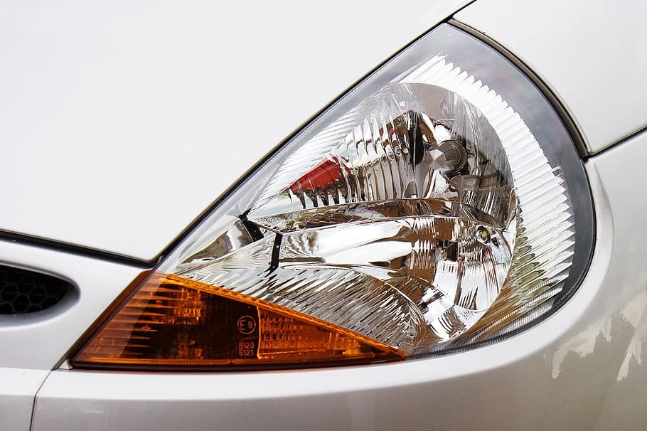Auto, Licht, Vorderseite, Glas, Birne, Indikator, Metall, Transportmittel, Transport, Kraftfahrzeug, keine Leute, drinnen, die Architektur, Reflexion, High Angle View, Landfahrzeug, Stadt, Reise, Nahansicht, Studioaufnahme, Natur, silberfarben, Stufen und Treppen, Luxus, Rad, Tablett, 720P