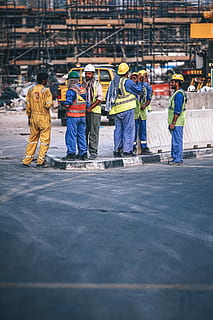 muncitori in constructii, standuri, față, santier, activ, activitate, asamblare, baruri, clădire, constructie, lucrător în construcții, Pericol, elevație, extractoare, ridicare, căști de protecție, industrial, industrie, instalare, bărbați, portocale, oameni, personal, loc, platformă, protecţie, brut, reflexiv, armat, armare, tije, sigur, teren, oţel, structura, echipă, lucru in echipa, neterminat, uniformă, muncă, muncitorii, lucrand impreuna, la locul de muncă, construi, constructor, construit, ciment, beton, construirea, macara, cască, loc de munca, lift, masculin, om, Siguranță, muncitor, lucru, grup de oameni, îmbrăcăminte, lungime totală, ocupaţie, haine reflectorizante, oameni adevărați, adult, resolidarizare, zi, costume de lucru de protecție, pălărie, cooperare, coleg de munca, 5K, CC0, domeniu public, fără drepturi de autor