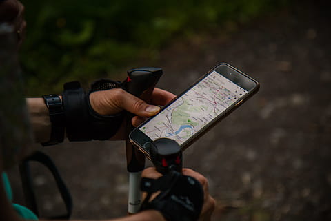 persona, utilitzant, smartphone, nordic, caminar, pals, celebració, negre, iphone 7, mostrant, aplicació de mapes, espai, gris, iphone 6, encès, google map, mapa, tecnologia, mà, a l'aire lliure, gent, mà humana, telèfon mòbil, homes, un sol home, una persona, part del cos humà, només adults, persones reals, estils de vida, comunicació, centrar-se en primer pla, activitat d'oci, dia, tecnologia sense fils, temes de fotografia, activitat, telèfon intel·ligent, transport, dit, càmera digital, 5K, CC0, domini públic, lliure de regalies