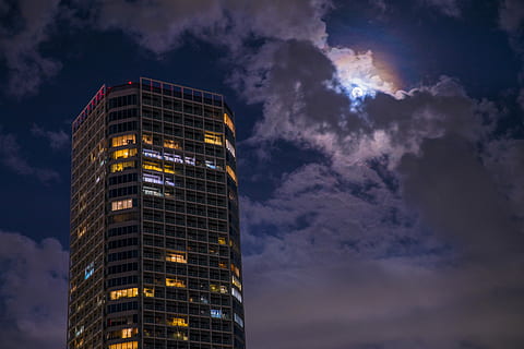 alto, edificio, nubi cumuliformi, costruzione di cortine, blu, cielo, bianca, nuvole, costruzione, notte, buio, luci, architettura, nuvola - cielo, esterno dell'edificio, moderno, struttura costruita, città, Inquadratura dal basso, edificio per uffici esterno, Torre, natura, nessuno, ufficio, illuminato, grattacielo, alto - alto, all'aperto, nuvoloso, 5K, CC0, dominio pubblico, privo di copyright