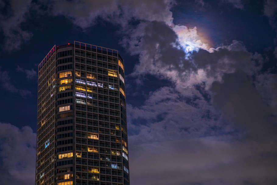 alto, edificio, nubi cumuliformi, costruzione di cortine, blu, cielo, bianca, nuvole, costruzione, notte, buio, luci, architettura, nuvola - cielo, esterno dell'edificio, moderno, struttura costruita, città, Inquadratura dal basso, edificio per uffici esterno, Torre, natura, nessuno, ufficio, illuminato, grattacielo, alto - alto, all'aperto, nuvoloso, 5K