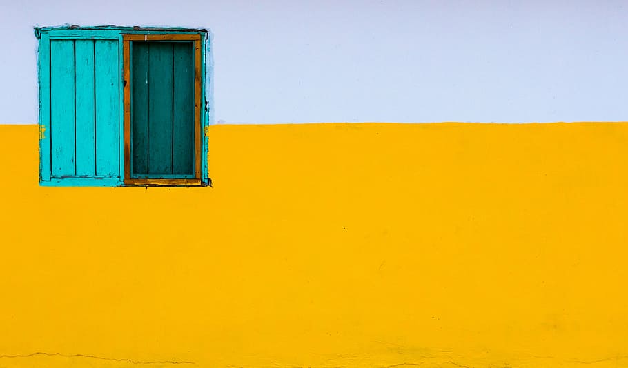 finestra de fusta de verdures, verd blavós, fusta, gabinet, groc, blanc, paret, finestra, casa, arquitectura, còpia espai, blau, estructura construïda, color verd, multicolor, color vibrant, exterior de l'edifici, cap gent, funció de construcció de parets, dia, pintura, color taronja, edifici, vell, a l'aire lliure, fons, color turquesa, 4K