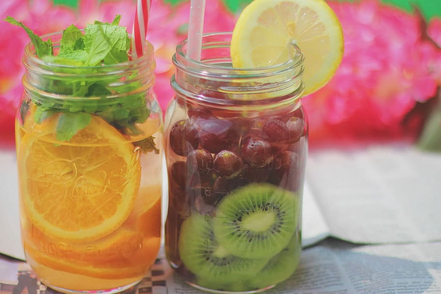 Due, chiaro, barattoli di vetro, arancia, succhi di frutta uva, uva, frutta, succhi di frutta, vaso, cibo, vetro - materiale, freschezza, colore verde, cibo dolce, cibo e bevande, Limone, mangiare sano, agrumi, benessere, trasparente, fetta, contenitore, natura morta, nessuno, avvicinamento, concentrarsi sulle conoscenze acquisite, bicchiere, in casa, erba, foglia di menta - culinaria, 1080P