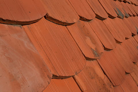 tetto, costruzione, architettura, rosso, esterno, Casa, urbano, appartamento, villaggio, Chiesa, piastrella, struttura, Materiale, tegola, roofer, argilla, modello, terracotta, sfondi, industria di costruzioni, struttura costruita, fotogramma intero, nessuno, strutturato, Marrone, legno - materiale, giorno, vista dall'alto, natura, all'aperto, paesaggio, di fila, luce del sole, scena rurale, destinazioni di viaggio, 4K, CC0, dominio pubblico, privo di copyright