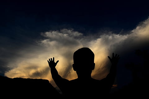 awan, gelap, Fajar, senja, di luar rumah, orang, bayangan hitam, langit, matahari terbit, matahari terbenam, awan - langit, lengan manusia, tangan, orang-orang, bagian tubuh manusia, alam, langit yang dramatis, emosi, kegiatan waktu luang, tangan manusia, lengan terangkat, kerohanian, dahan, orang sungguhan, backlit, memberi isyarat, pengampunan, anggota tubuh manusia, 5K