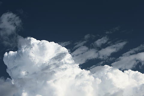 awan putih, tinggi, naik, fotografi, nimbus, awan, biru, langit, awan - langit, cloudscape, cuaca, langit yang dramatis, latar belakang, alam, pemandangan, hanya langit, angin, keindahan di alam, ketenangan, warna putih, mendung, idilis, scenics - alam, halus, tidak ada orang, suasana, lingkungan Hidup, di luar rumah, kebebasan, terang, meteorologi, kelembutan, abstrak, 2K, CC0, domain publik, bebas royalti