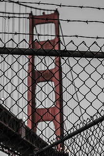 Foto, Diamantverbindungszaun, rot, Brücke, tagsüber, Aussicht, Maschendrahtzaun, golden, Torbrücke, San Francisco, Groll, Struktur, die Architektur, Zaun, Sicherheit, Schutz, Metall, Grenze, Barriere, keine Leute, gebaute Struktur, Fokus auf den Vordergrund, Tag, Gebäudehülle, draußen, Himmel, Gebäude, Nahansicht, Muster, Natur, 2K, CC0, gemeinfrei, lizenzfrei