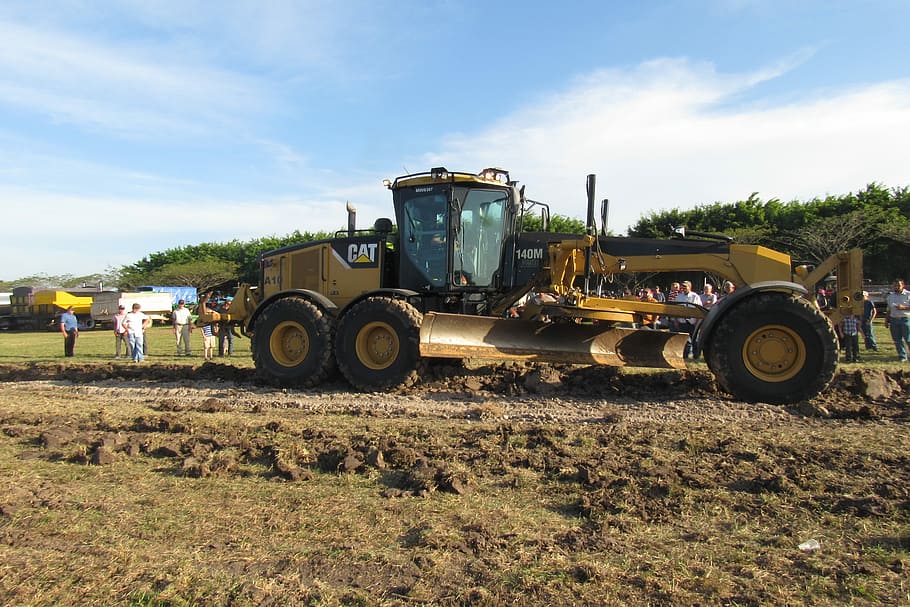 grader, strada, costruzione, nuovo, gatto, rurale, ruota, sporco, mossa, trattore, macchina, suolo, agricoltura, industria, veicolo terrestre, campo, macchinari agricoli, cielo, mezzi di trasporto, terra, giorno, modo di trasporto, attrezzatura agricola, natura, luce del sole, paesaggio, azienda agricola, macchinario, scena rurale, pianta, nuvola - cielo, persone reali, all'aperto, contadino, 4K