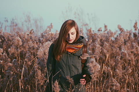 donna, indossare, nero, cappotto, a piedi, erboso, campo, cappotto nero, donne, all'aperto, natura, autunno, una persona, inverno, femmine, persone, etnia caucasica, giovane adulto, bellezza, adulto, stagione, bellissimo, freddo - temperatura, giovani donne, bellezza nella natura, sciarpa, sorridente, ritratto, immagine a colori, allegro, giorno, testa Rossa, solo donne, solo una donna, solo una giovane donna, pianta, persone reali, attività di svago, in piedi, vista frontale, stili di vita, terra, abbigliamento casual, detenzione, capi di abbigliamento, bella donna, acconciatura, vestiti caldi, 1080P, CC0, dominio pubblico, privo di copyright