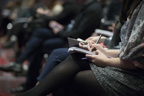 seletivo, fotografia de foco, pessoas, sentado, cadeiras, escrita, cadernos, mulher, vestindo, cinzento, suéter, caderno, Nota, tomando notas, classe, encontro, trabalhos, comunicação, focar em primeiro plano, segurando, tecnologia sem fio, adulto, pessoas incidentais, conexão, tecnologia, uma pessoa, parte do corpo humano, mulheres, adulto jovem, mão, vista lateral, aluna, dentro de casa, Aprendendo, Educação, adolescente, bloco de anotações, 5K, CC0, domínio público, royalty free