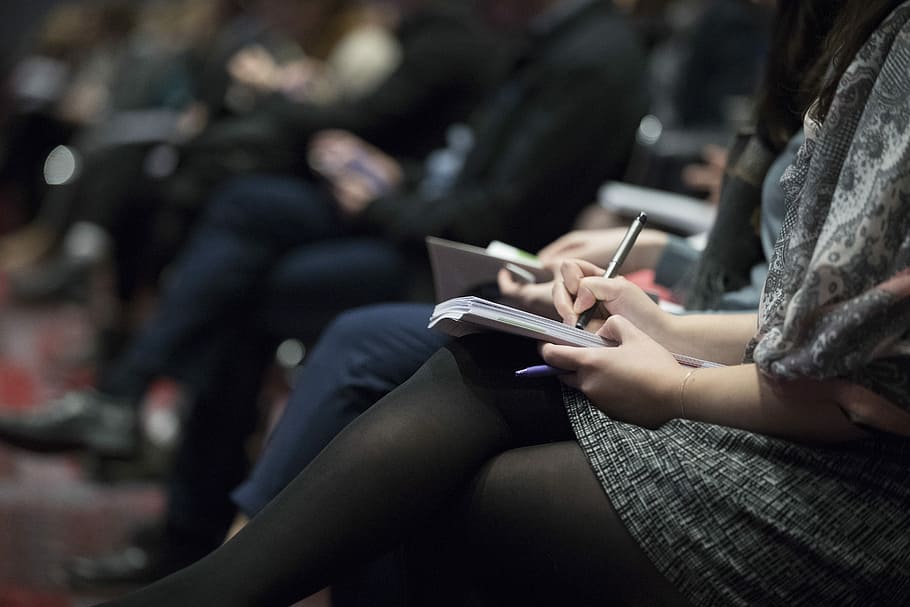 selektiv, fokus fotografie, Menschen, Sitzung, Stühle, Schreiben, Notizbücher, Frau, tragen, grau, Sweatshirt, Notizbuch, Hinweis, Notizen, Klasse, Treffen, Arbeit, Kommunikation, Fokus auf den Vordergrund, halten, kabellose Technologie, Erwachsene, zufällige Menschen, Verbindung, Technologie, eine Person, menschliches Körperteil, junger Erwachsener, Hand, Seitenansicht, Student, drinnen, Lernen, Bildung, Teenager, Notizblock, 5K
