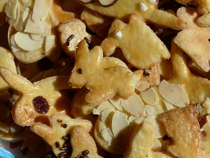 animale, sagomato, molto dado, Pasqua, torte, taglierina del biscotto, dolci pasquali, ausstecherle, biscotto, infornare, biscotti, piccole torte, coniglietto di Pasqua, lepre, Impasto, forno, pasticceria raffinata, pasticcini, anatra, anatroccolo, zucchero, Uvetta, Noce, delizioso, dolce, cibo, cibo e bevande, avvicinamento, nessuno, macro, spuntino, girato in studio, cibo dolce, immagine a colori, mangiare sano, fotogramma intero, cibo italiano, freschezza, sfondi, natura morta, in casa, pronto a mangiare, pasta, mangiare malsano, grande gruppo di oggetti, benessere, indulgenza, abbondanza, giallo, tentazione, 4K, CC0, dominio pubblico, privo di copyright