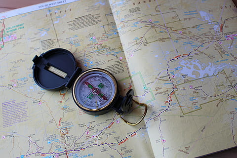 kulatý zlatý kompas, mapa, kompas, navigace, západní Austrálie, mapa světa, směr, vysoký úhel pohledu, vedení, průzkum, objev, uvnitř, navigační kompas, cestovat, navigační zařízení, plánování, nikdo, dobrodružství, cesta, destinace, stálý život, antický, fyzická geografie, vyhledávání, výlet, 5K, CC0, veřejná doména, bez autorských práv