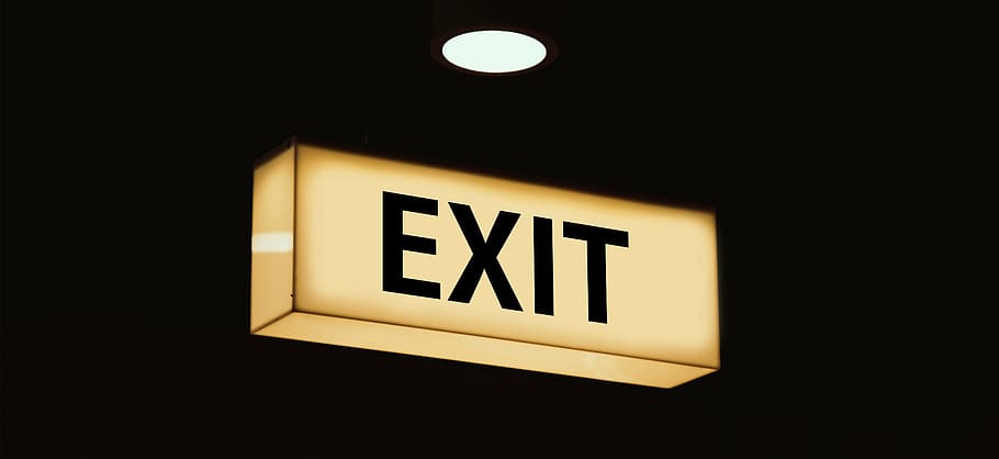 beleuchtete Ausfahrt Beschilderung, leuchtkasten, Schild, Ausgabe, Hinweis, Notausgang, Ausweg, Ausfahrt, Beachtung, Fluchtweg, Flucht, Informationstafeln, Information, Kommunikation, Ausgangsschild, Beratung, Pfeilsymbol, Text, beleuchtet, dunkel, Verlassen, Nacht-, drinnen, Zeichen, Gelb, keine Leute, westliche Schrift, schwarze Farbe, Symbol, Richtungszeichen, Hinweisschild, glühend, Eingang, schwarzer Hintergrund, Botschaft, 5K