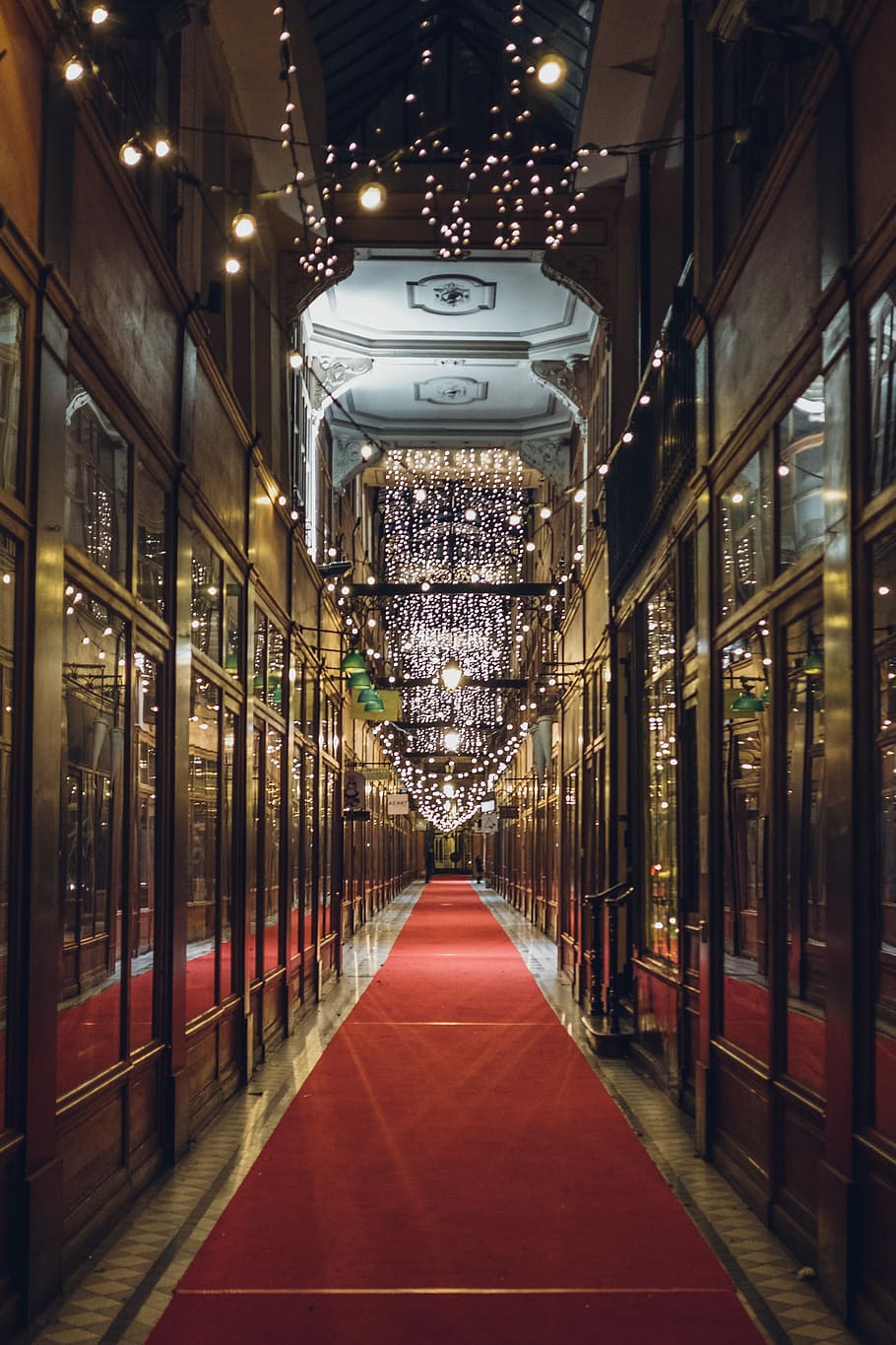 Natale a Parigi, corridoio, rosso, tappeto, notte, buio, luci, illuminato, architettura, attrezzatura per l'illuminazione, struttura costruita, la strada davanti, direzione, decorazione, nessuno, prospettiva decrescente, vetro - materiale, costruzione, esterno dell'edificio, decorazione natalizia, all'aperto, Natale, vacanza, celebrazione, sentiero, soffitto, 4K