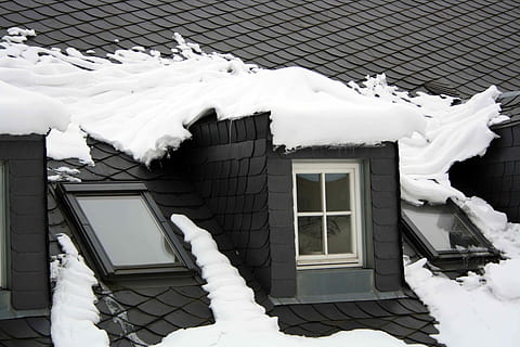 inverno, neve, invernal, exterior do edifício, temperatura fria, casa, prédio residencial, arquitetura, estrutura construída, construção, dia, ninguém, cor branca, natureza, ao ar livre, luz solar, cobertura, visão de baixo ângulo, cidade, cerca, 4K, CC0, domínio público, royalty free