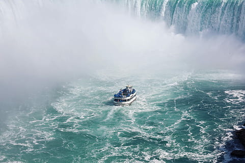 Schiff, Karosserie, Wasser, Stürze, Weiß, Blau, Boot, neben, Wasserfall, Nebel, Fluss, Kreuzfahrt, Niagarafälle, Mädchen des Nebels, Natur, Wasserfahrzeug, Bewegung, Transport, Transportmittel, Meer, Ufergegend, Tag, Sport, Geschwindigkeit, High Angle View, Wellenmuster, Reise, Schönheit in der Natur, Szenen - Natur, draußen, Jet-Boot, Menschen, Aufregung, 4K, CC0, gemeinfrei, lizenzfrei