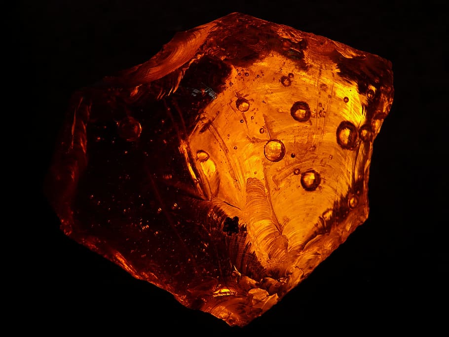 fragment de cristall marró, primer pla, fosc, joia, pedra, fons negre, tir de l'estudi, geologia, a l'interior, cap gent, color negre, ciència, sol objecte, naturalesa, color taronja, tomografia, biologia, mineral, joieria, pedres precioses, rock - object, rock, educació, gemma semi-preciosa, 2K