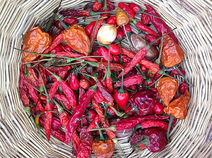 chili, spise, skarp, rød, mat, krydder, chili pepper, grønnsak, friskhet, organisk, tørke, varme - temperatur, mat og Drikke, container, stilleben, høy vinkel visning, spise sunt, velvære, rett over, ingen folk, nærbilde, kurv, stor gruppe gjenstander, frukt, rød chili pepper, pepper, 1080P, CC0, offentlig domene, opphavsrett gratis