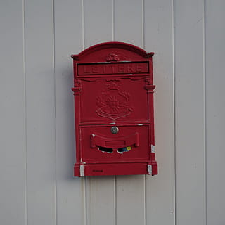 postbus, rood, bericht, e-mail, brieven, rood, post, bericht, levering, adres, vel, gelakt, Italië, mail, openbare mailbox, deur-, ingebouwde structuur, veiligheid, communicatie, muur - bouwfunctie, correspondentie, brief, geen mensen, bescherming, hout - materiaal, Ingang, mail slot, architectuur, dag, detailopname, buitenshuis, 2K, CC0, publiek domein, royaltyvrij