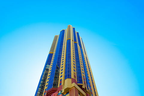 Marrone, blu, alto, edificio, alto edificio, architettura, grattacielo, struttura costruita, scena urbana, cielo, esterno dell'edificio, edificio per uffici, moderno, Torre, città, alto - alto, paesaggio urbano, industria di costruzioni, distretto del centro, skyline urbano, posto famoso, all'aperto, Inquadratura dal basso, cielo sereno, edificio per uffici esterno, costruzione, giorno, nessuno, copia spazio, natura, ufficio, 5K, CC0, dominio pubblico, privo di copyright
