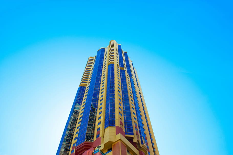 Marrone, blu, alto, edificio, alto edificio, architettura, grattacielo, struttura costruita, scena urbana, cielo, esterno dell'edificio, edificio per uffici, moderno, Torre, città, alto - alto, paesaggio urbano, industria di costruzioni, distretto del centro, skyline urbano, posto famoso, all'aperto, Inquadratura dal basso, cielo sereno, edificio per uffici esterno, costruzione, giorno, nessuno, copia spazio, natura, ufficio, 5K