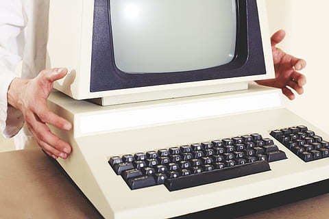 oficina, tecnología, computadora, monitor, teclado, contemporáneo, electrónica, adentro, pantalla, mano, mano humana, parte del cuerpo humano, equipo de computadora, de cerca, mesa, una persona, adulto, negocio, Negocio corporativo, conexión, mujer, comunicación, insertando, presionar el botón, 4K, CC0, dominio público, libre de derechos