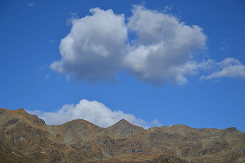 hemel, blauw, wolken, bergen, landschap, natuur, humeur, vreugde, zon, herfst, weer, wolk - lucht, scenics - natuur, schoonheid in de natuur, berg-, rustige scène, kalmte, niet-stedelijke scène, dag, bergketen, milieu, geen mensen, idyllisch, afgelegen, land-, buitenshuis, fysieke geografie, klimaat, droog klimaat, bergtop, 4K, CC0, publiek domein, royaltyvrij