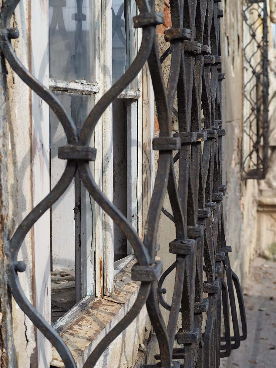 finestra, vell, quadrícula, finestra antiga, històricament, arquitectura, resistent, trencar, edifici, finestres de fusta, paret, marcs de finestres, edifici antic, romàntic, ferro, casa, rústic, Austràlia, mostviertel, casa històrica, metall, cap gent, dia, seguretat, tanca, límit, barrera, transport, material de fusta, protecció, a l'aire lliure, estructura construïda, primer pla, centrar-se en primer pla, naturalesa, roda, porta, 4K