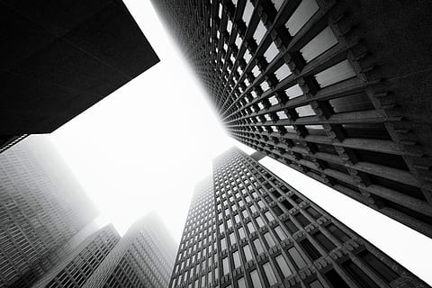 ull de cuc, veure la fotografia, edificis, baix, angle, fotografia en escala de grisos, gratacels, cel, edifici, ennuvolat, boira, arquitectura, estructura construïda, exterior de l'edifici, ciutat, exterior d’edifici d’oficines, vista d’angle baix, alta - alta, modern, oficina, llum solar, cap gent, naturalesa, torre, dia, a l'aire lliure, directament a sota, finestra, districte financer, 5K, CC0, domini públic, lliure de regalies
