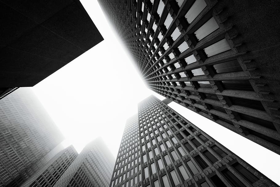 ull de cuc, veure la fotografia, edificis, baix, angle, fotografia en escala de grisos, gratacels, cel, edifici, ennuvolat, boira, arquitectura, estructura construïda, exterior de l'edifici, ciutat, exterior d’edifici d’oficines, vista d’angle baix, alta - alta, modern, oficina, llum solar, cap gent, naturalesa, torre, dia, a l'aire lliure, directament a sota, finestra, districte financer, 5K