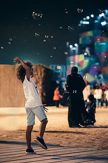 dreng, krøllet, hår, nyder, sæbeballoner, pige, æglæggende, bobler, nat, barn, sjovt, lykkelig, ballon, Dubai, bokeh, arabisk, Spille, lys, grine, smil, lykke, årgang, bylys, rigtige mennesker, fuld længde, livsstil, fokus på forgrunden, by, en person, gade, Kvinder, fritidsaktivitet, tilfældige mennesker, gå, stående, bagfra, voksen, afslappet tøj, arkitektur, udendørs, herrer, menneskelige arm, arme hævet, 5K, CC0, offentligt domæne, royaltyfrie
