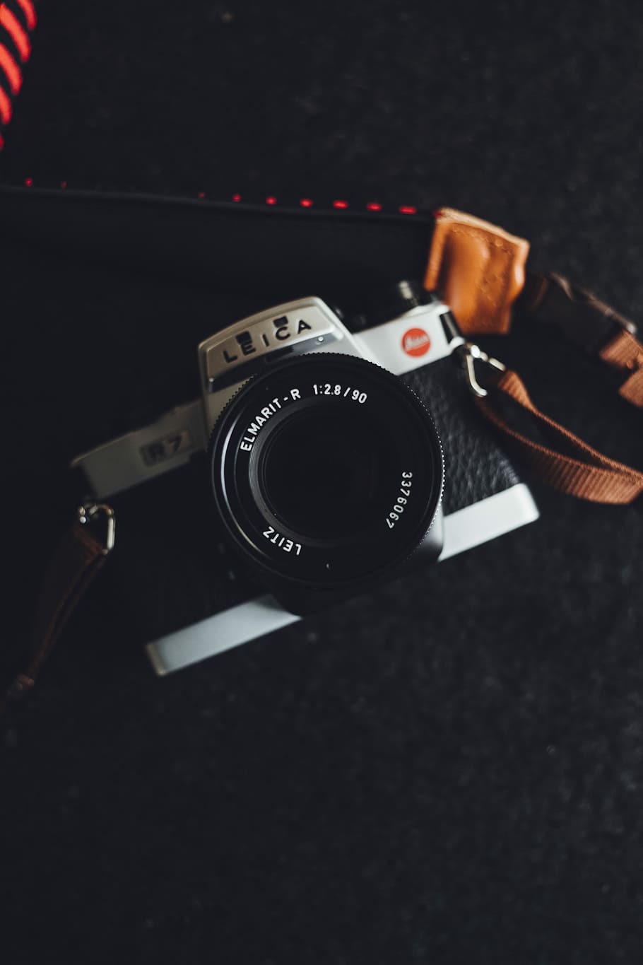 negre, gris, càmera leica bridge, marró, fona, superior, tèxtil, càmera leica r 7, r7, selectiu, foto del focus, càmera, vell, vintage, corretja, equipament, temes de fotografia, tecnologia, primer pla, a l'interior, equip fotogràfic, càmera - equip fotogràfic, cap gent, natura morta, vista d’angle alt, estil retro, nombre, text, color negre, càmera digital, fotografiar, lent - instrument òptic, comunicació, cultura i entreteniment artístic, càmera slr, fons negre, 5K