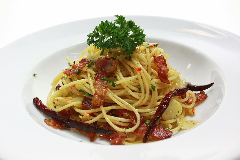 pasta, bacon, plade, spaghetti, mad, måltid, aftensmad, gourmet, porcelæn, frokost, lavede mad, tomat, salte sauce, mad og drikke, italiensk mad, friskhed, klar til at spise, sund kost, velvære, urt, indendørs, tæt på, pynt, portionsstørrelse, grøntsag, frugt, overbærenhed, studio skud, ingen mennesker, fristelse, Vegetarmad, 4K