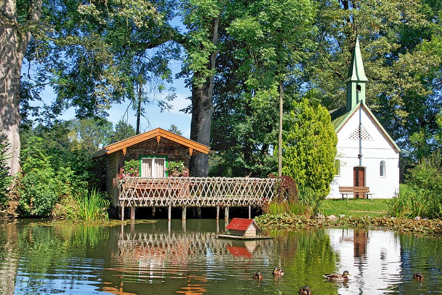 aigües, llac, arbre, bassal, estiu, edifici, viatjar, naturalesa, cel, jardí, estany, blau, primavera, paisatge, aigua, estructura construïda, arquitectura, planta, exterior de l'edifici, reflexió, davant del mar, dia, cap gent, creixement, color verd, lloc de culte, creença, religió, a l'aire lliure, 4K