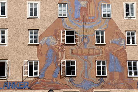 paret, finestra, façana, àncora, homes, lletres, Salzburg, Austràlia, arquitectura, estructura construïda, marc complet, exterior de l'edifici, cap gent, dia, fons, edifici, a l'aire lliure, patró, costat a costat, ciutat, barri residencial, destinacions de viatge, vista d’angle baix, funció de construcció de parets, repetició, viatjar, turisme, mural, apartament, 2K, CC0, domini públic, lliure de regalies