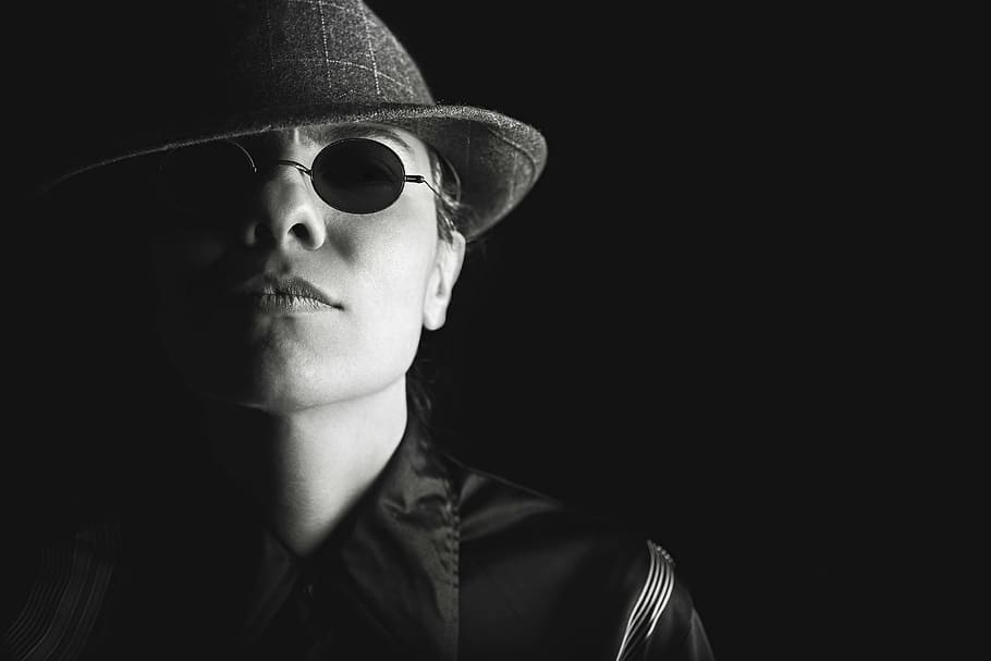 uomo, indossare, grigio, cappello fedora, in scala di grigi, foto, persona, cappello, occhiali da sole, collared, camicia, tipo, fedora, viso, bianco e nero, persone, una persona, solo adulti, adulto, solo un uomo, sfondo nero, ombra, girato in studio, Solo uomini, ritratto, moda, bicchieri, capi di abbigliamento, colpo alla testa, buio, in casa, giovane adulto, copia spazio, vista frontale, analizzare, cercare, guardare, pelle, volto umano, 5K